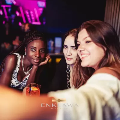 dziewczyny robią sobie selfie w klubie
