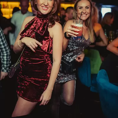 dwie kobiety na zabawie sylwestrowej w klubie