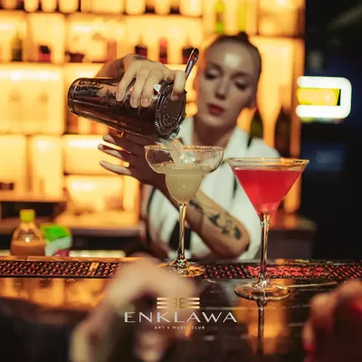 barmanka przygotowuje koktajl w klubie
