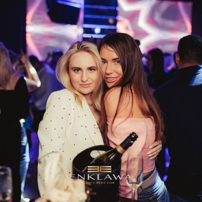 dwie dziewczyny w klubie na imprezie
