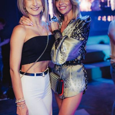 dwie kobiety w klubie warszawa