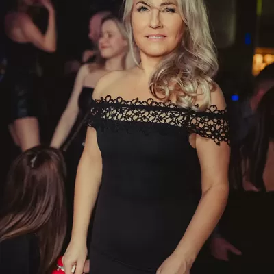 piękna blondynka pozuje do zdjęcia w klubie