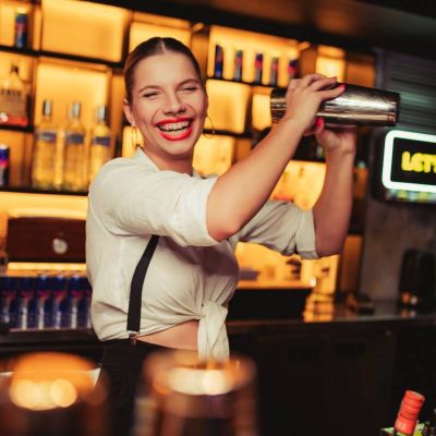 barmanka przygotowuje koktajl w klubie w warszawie