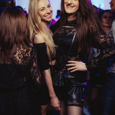 dwie dziewczyny na imprezie