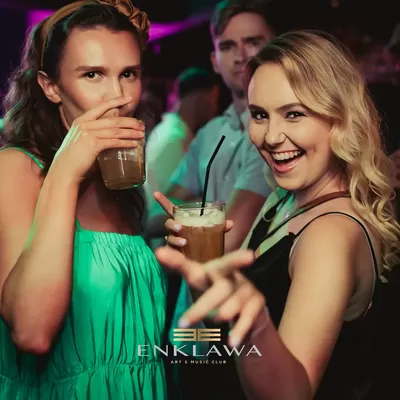 dwie dziewczyny piją drinka w klubie