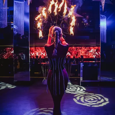 tancerka z ogniami w klubie